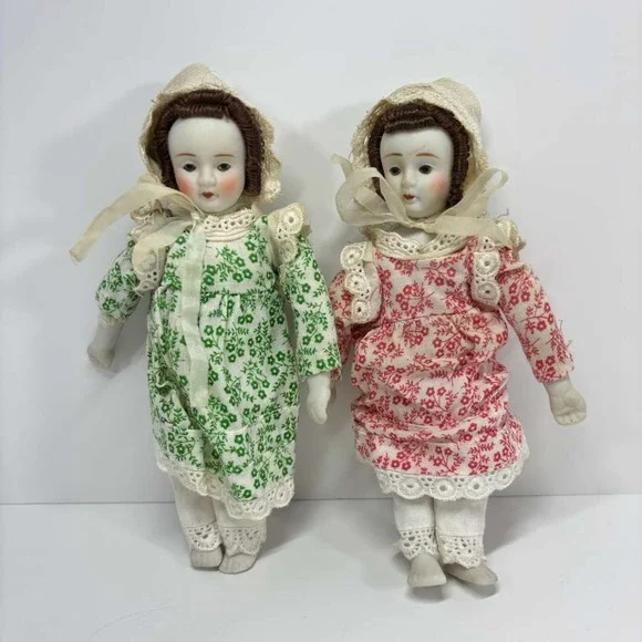 Set Of 3 Miniature Bisque Dolls In Shabby Chic Green Cream Tin Wall Pocket - Picture 3 of 10